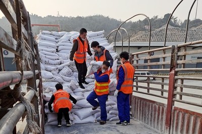 協(xié)同增效，保障運輸——云天化磷化集團飼鈣銷售團隊積極參與鐵路裝車及貨物打包服務(wù)